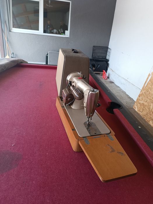 Mașină de cusut originală singer cu motor electric și cutie