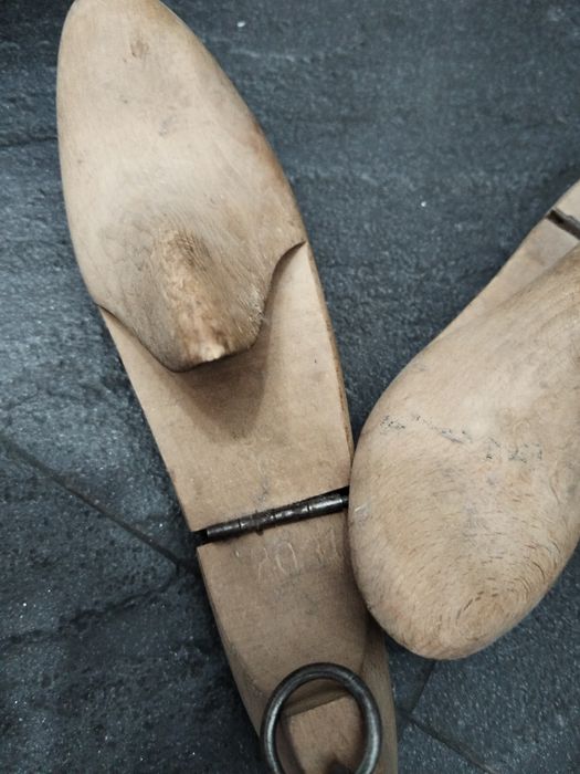 Vechi calapod sepci,palarii si sanuri pantofi,ideal decor magazin