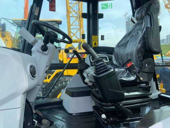 Экскаватор-погрузчик равноколесный XC8-S3570