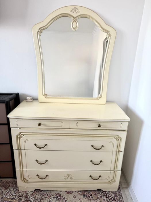 камод с зеркалом