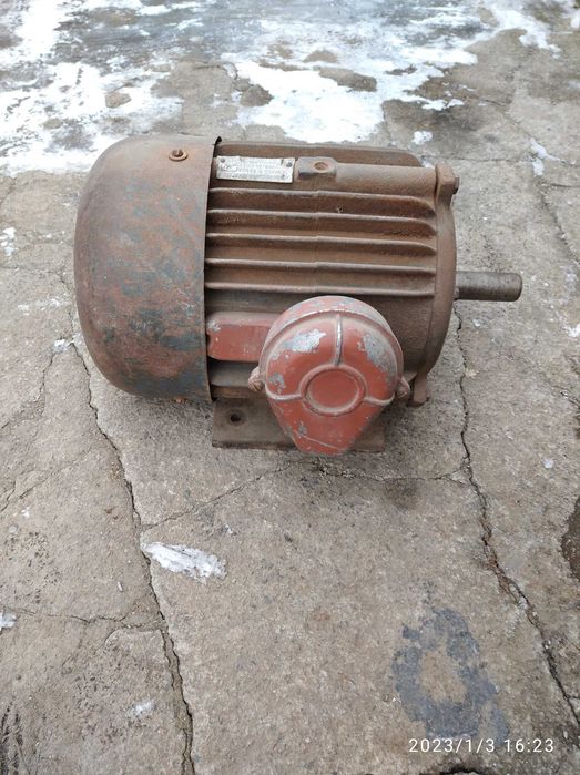 Продам Электродвигатель. 4 КВ. 1500 об. Диаметр вала 32мм.