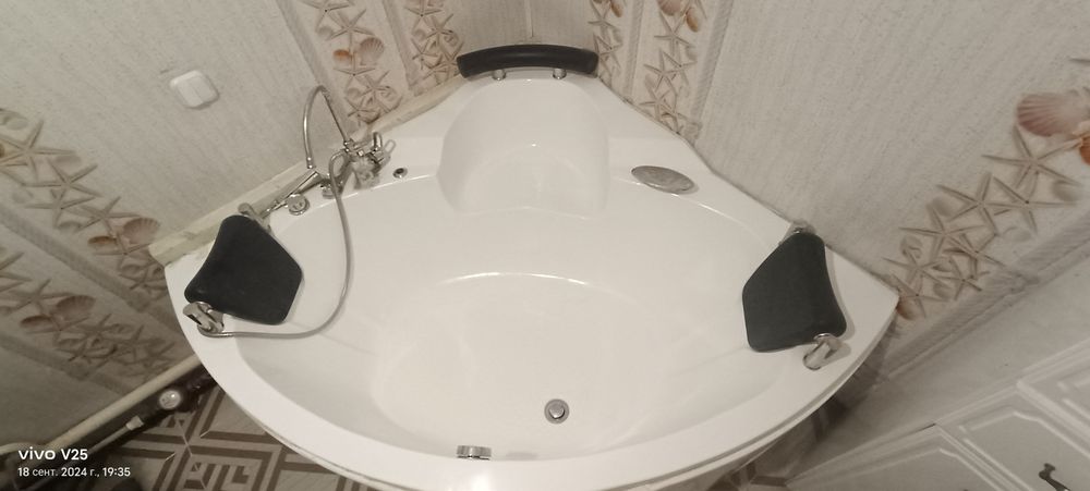 Продам угловой  джакузий