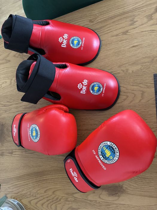 Echipament complet Taekwondo aprobat ITF pentru copii 9-12ani (dobok taekwondo, manusi si aparatori picioare)
