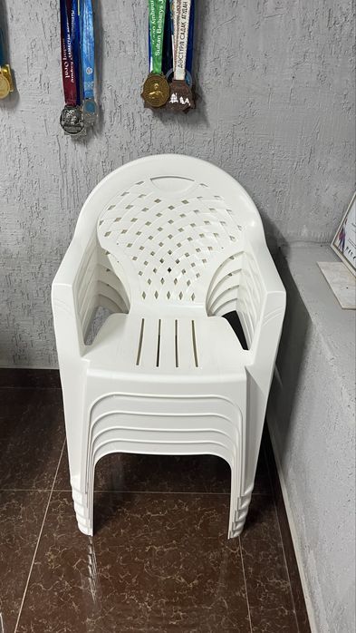 Стол и стулья пластиковые