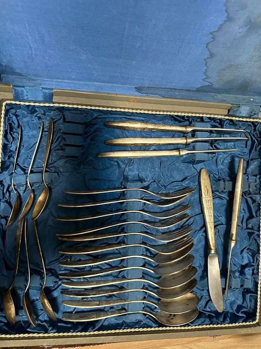 Set complet de linguri ,furculițe ,cuțite și lingurițe