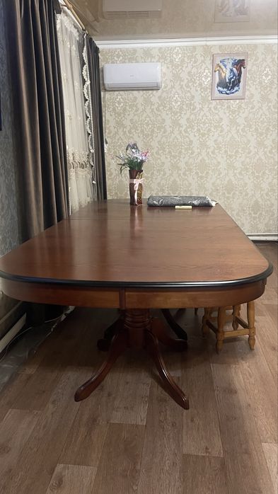 Стол дубовый для гостей раздвижной