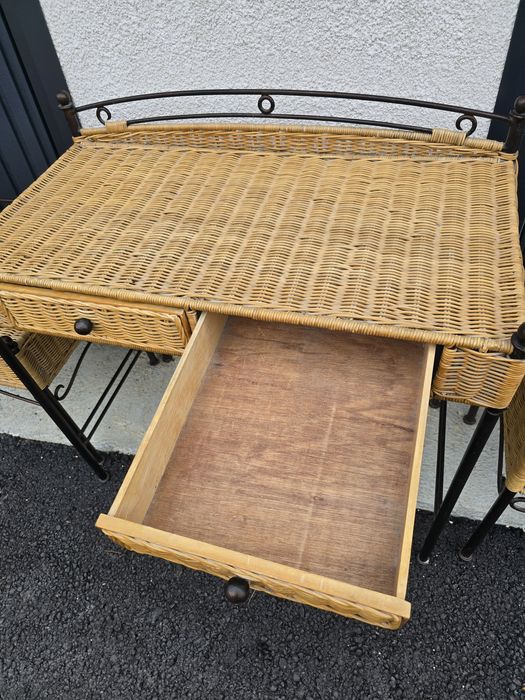 Ратанов комплект тоалетка и нощни шкафчета.