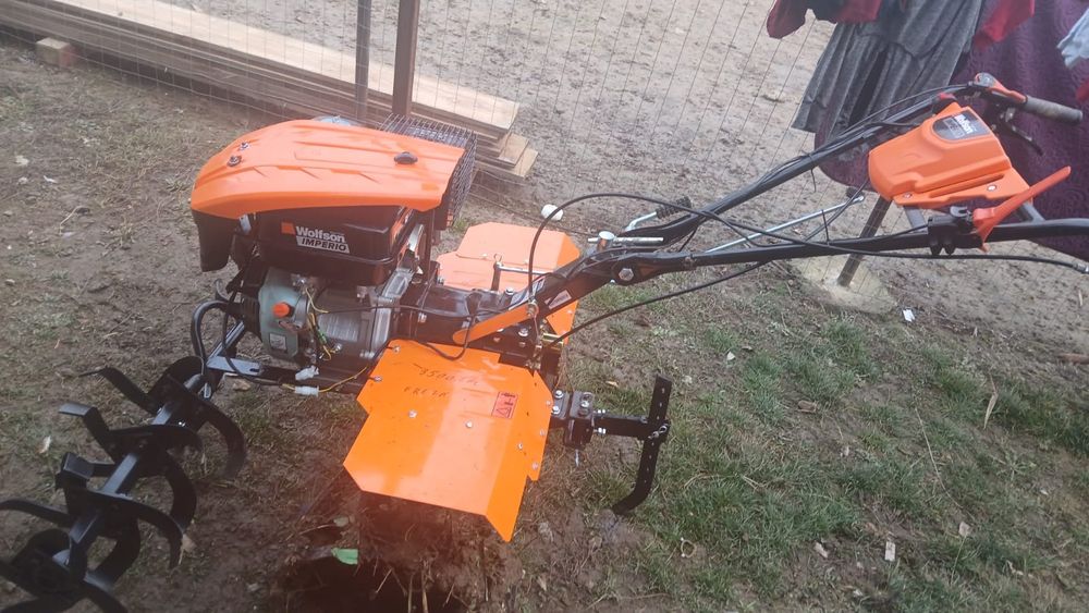 Vând motocultor foarte puțin folosit