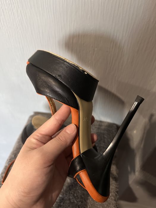 Босоножки с Т образным ремешком