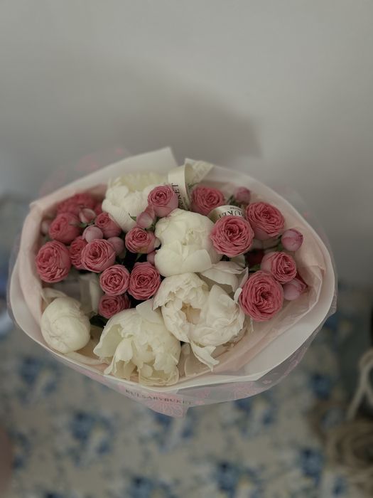 Букет из кустовых роз и пион