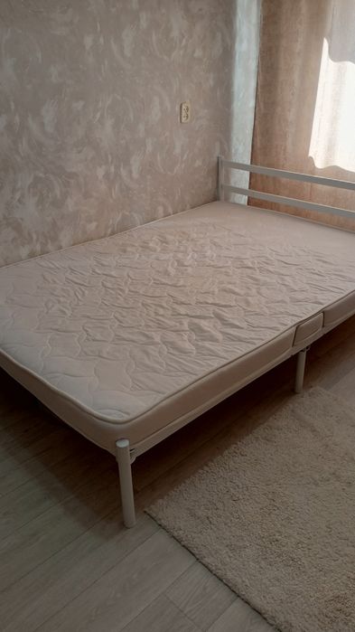 Продам кровать с матрасом.