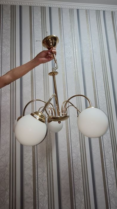 Продам красивую белую люстру