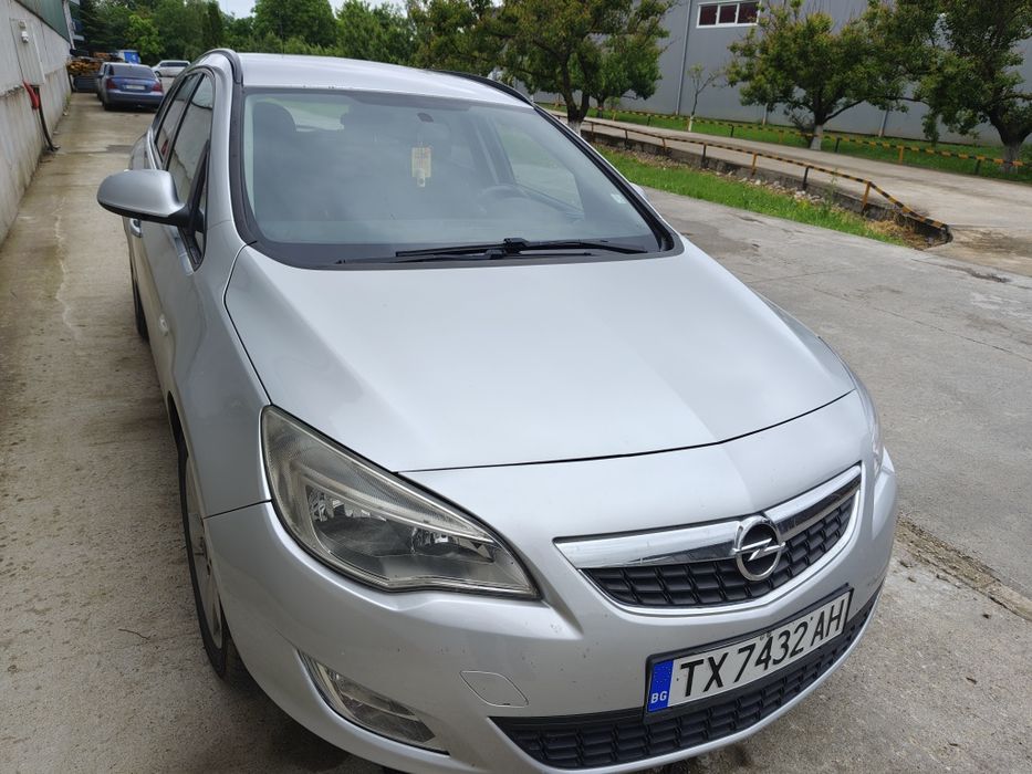Продавам OPEL Astra спортс таурер