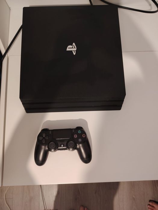 PS4 pro consola și 3jocuri
