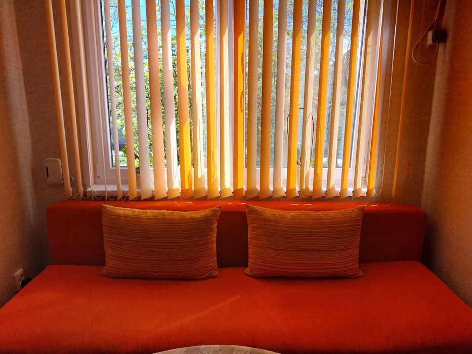 Диван с три възглавници