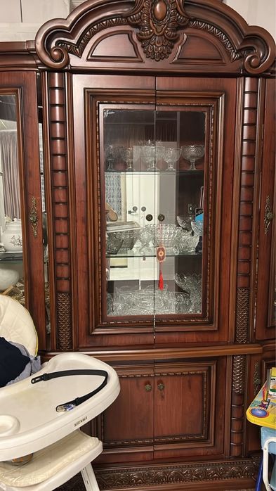 Деревянный сервант