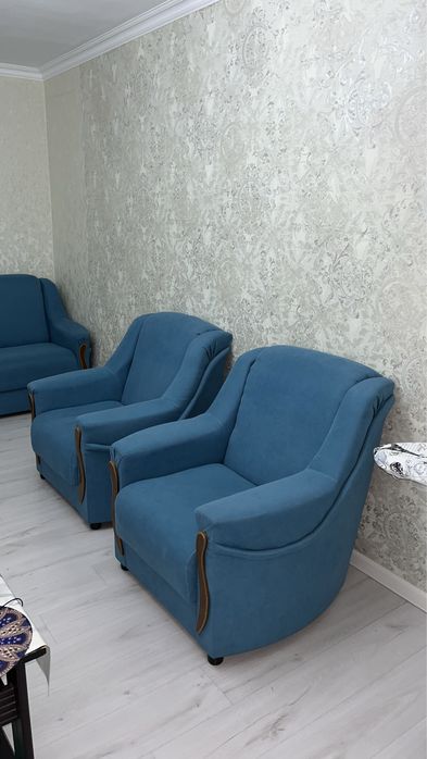 Диван и 2 кресла.