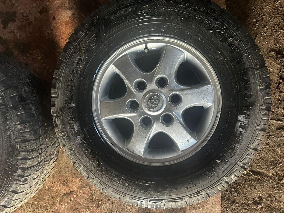 Шины все сезонка с дисками продается 235/75/15