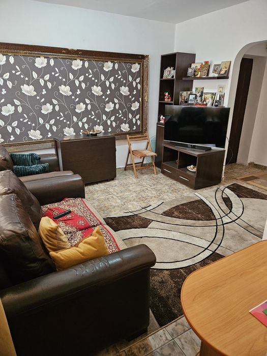 Închiriez ap 4 camere BLV. Dacia
