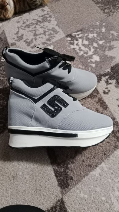 Продам новые кроссовки на платформе!