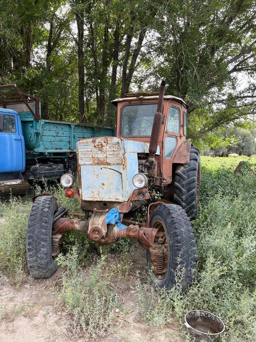Трактор Т40 вместе косилкой, граблей и второй трактор без двигателя