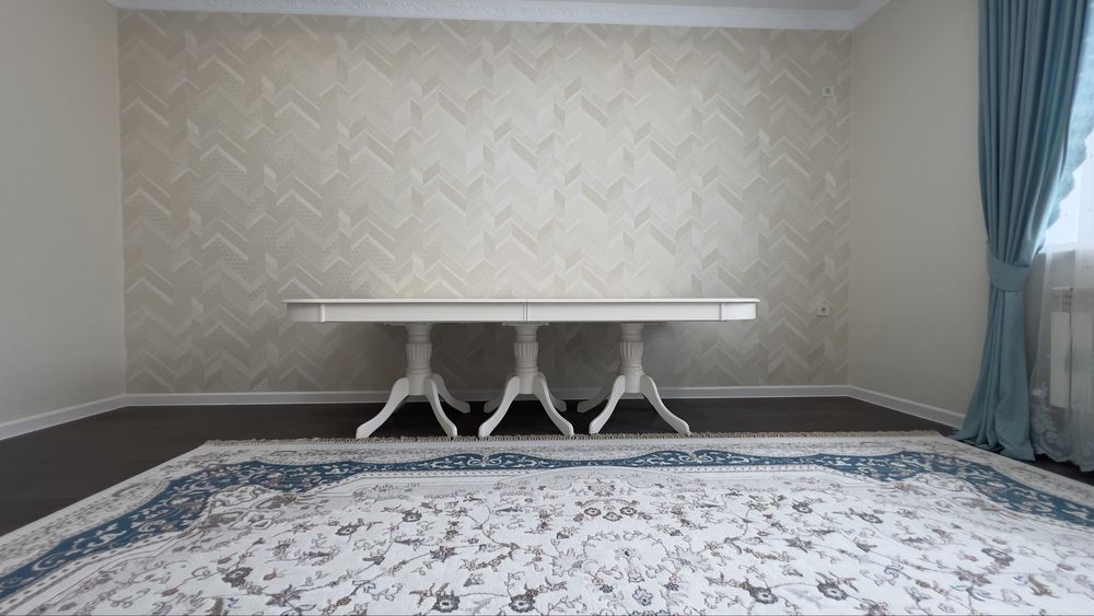 Продаётся малазийский обеденный стол