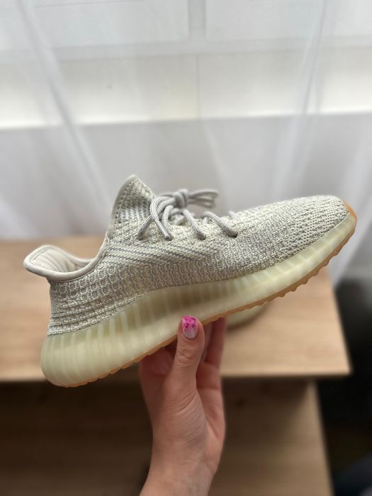 Yeezy 350 Bone .