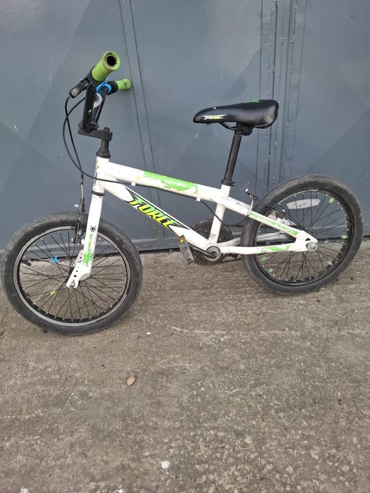Vand bicicleta pentru copii cu varsta cuprinsa intre 5-10 ani