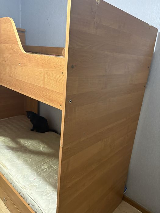 Продам кровать (двухъяруная)