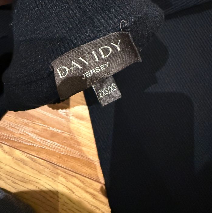 Черни клинове с оребрена текстура