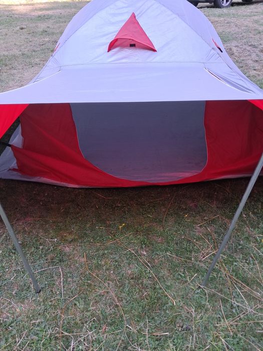 Cort cu supratenta pentru 4 persoane