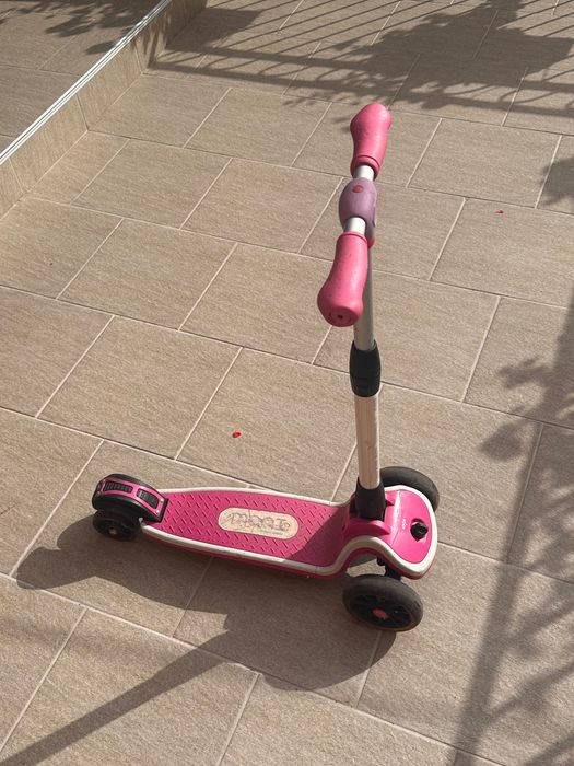 Детска тротинетка-светещи колела