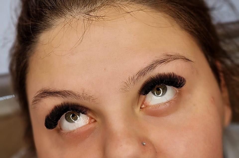 Поставяне на мигли