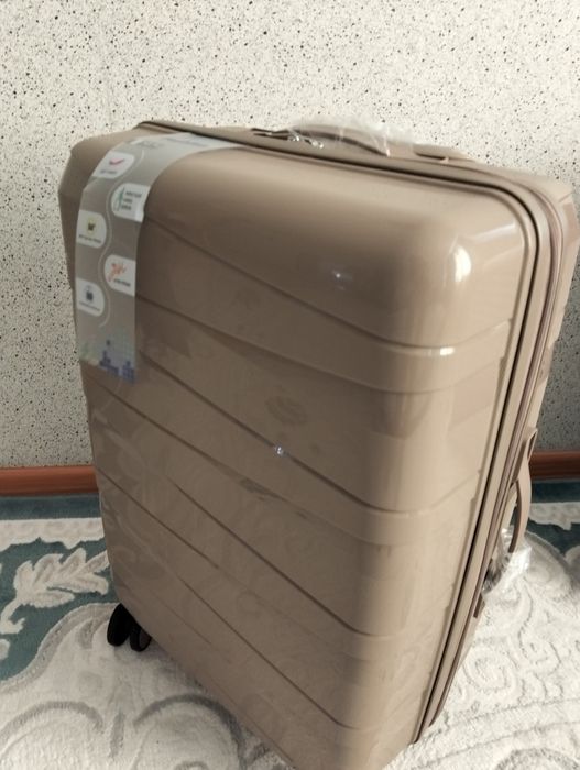Продам новые чемоданы