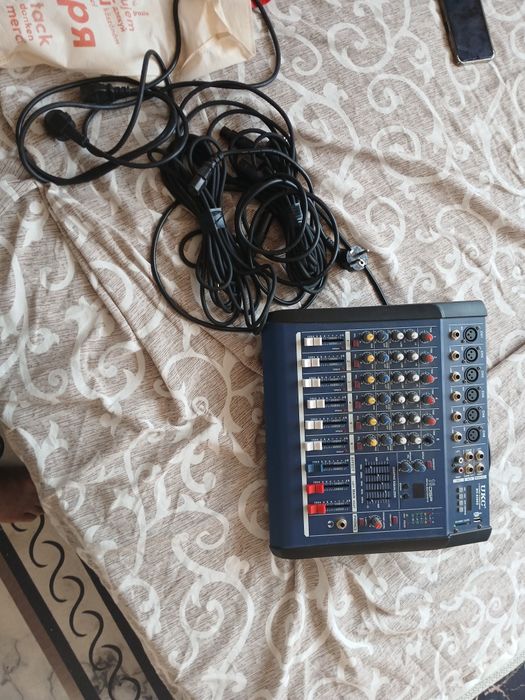 Продава се пулт с две колони марките се виждат