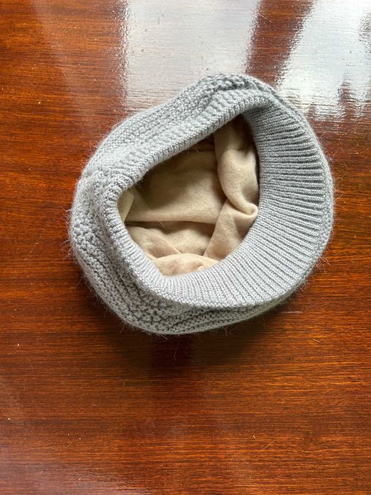 Зимна дамска шапка с козирка