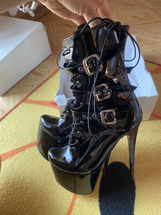 Черни кожени и лачени обувки и кожено облекло