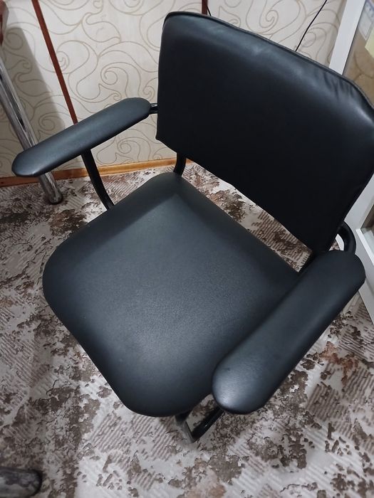 Продам офисные стулья с подлокотниками (2 шт)