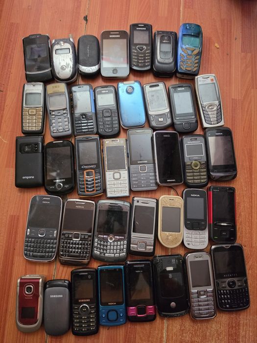 Vand telefoane vechi.