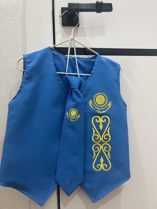 Продам жилетку для мальчика