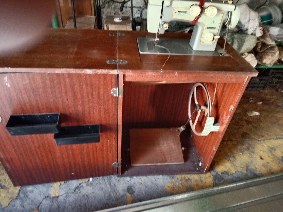 Продам швейную машинку