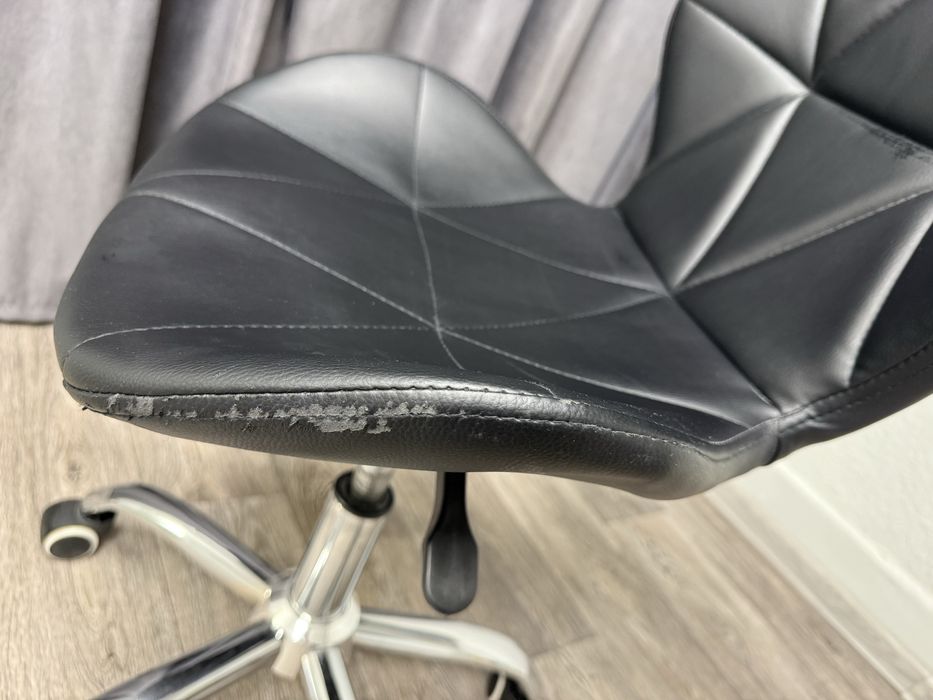 Кожен офис стол с колелца