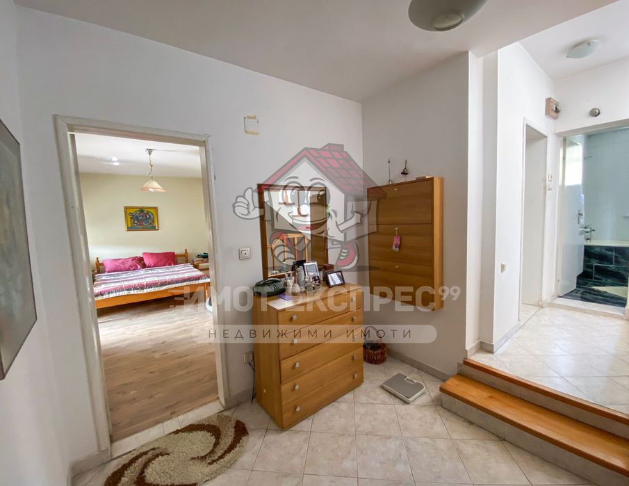 Самостоятелна къща, с гараж, партер, мансарда, панорамна гледка, ЦГЧ