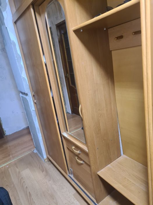 Шкаф с зеркалом для прихожей