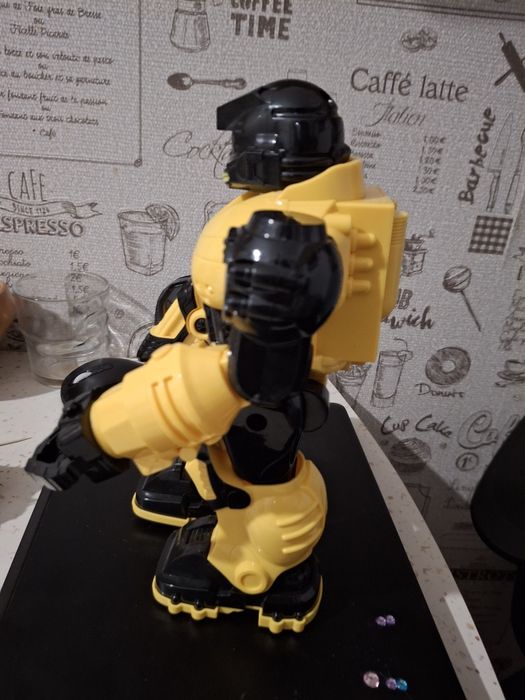 Robot jucarie interactiv