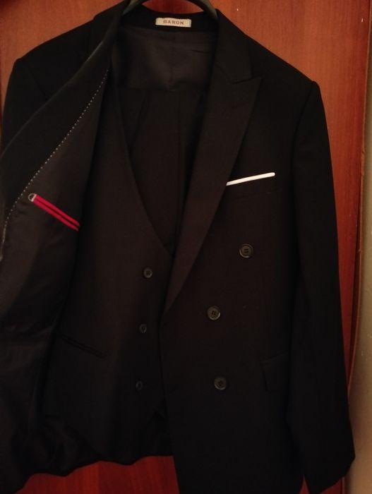 Костюм двубортный