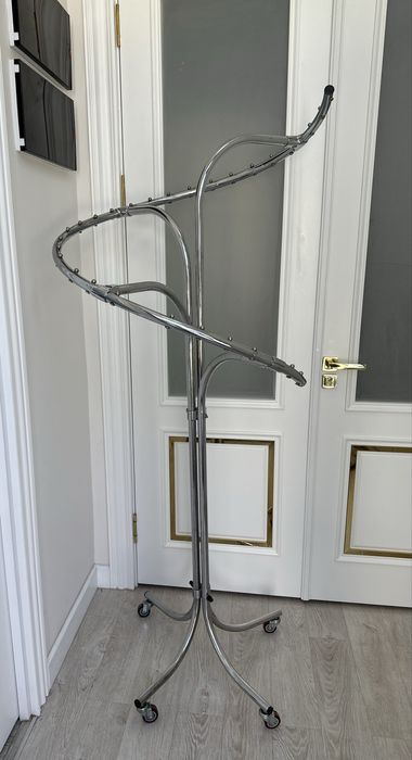 Округленная стойка для одежды