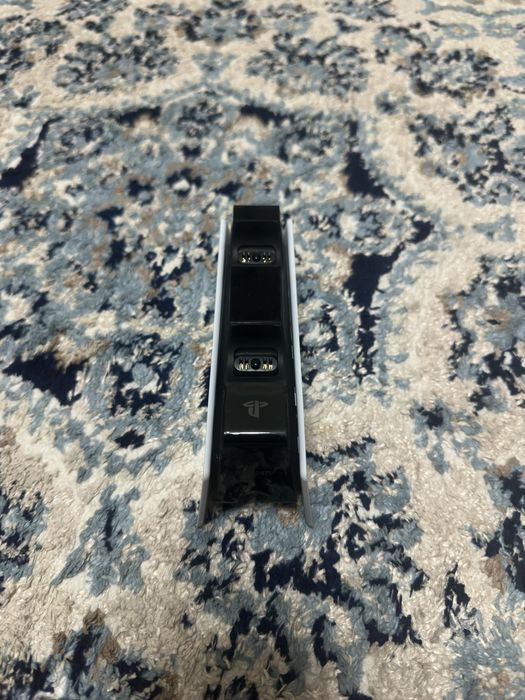 Продам безпроводную зарядку для Ps5