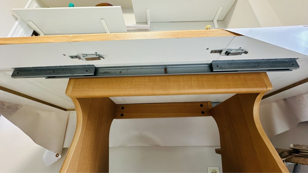 Стол с двумя табуретками