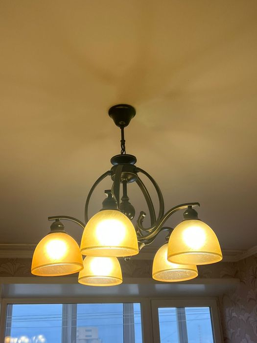 Продам  шикарную люстру